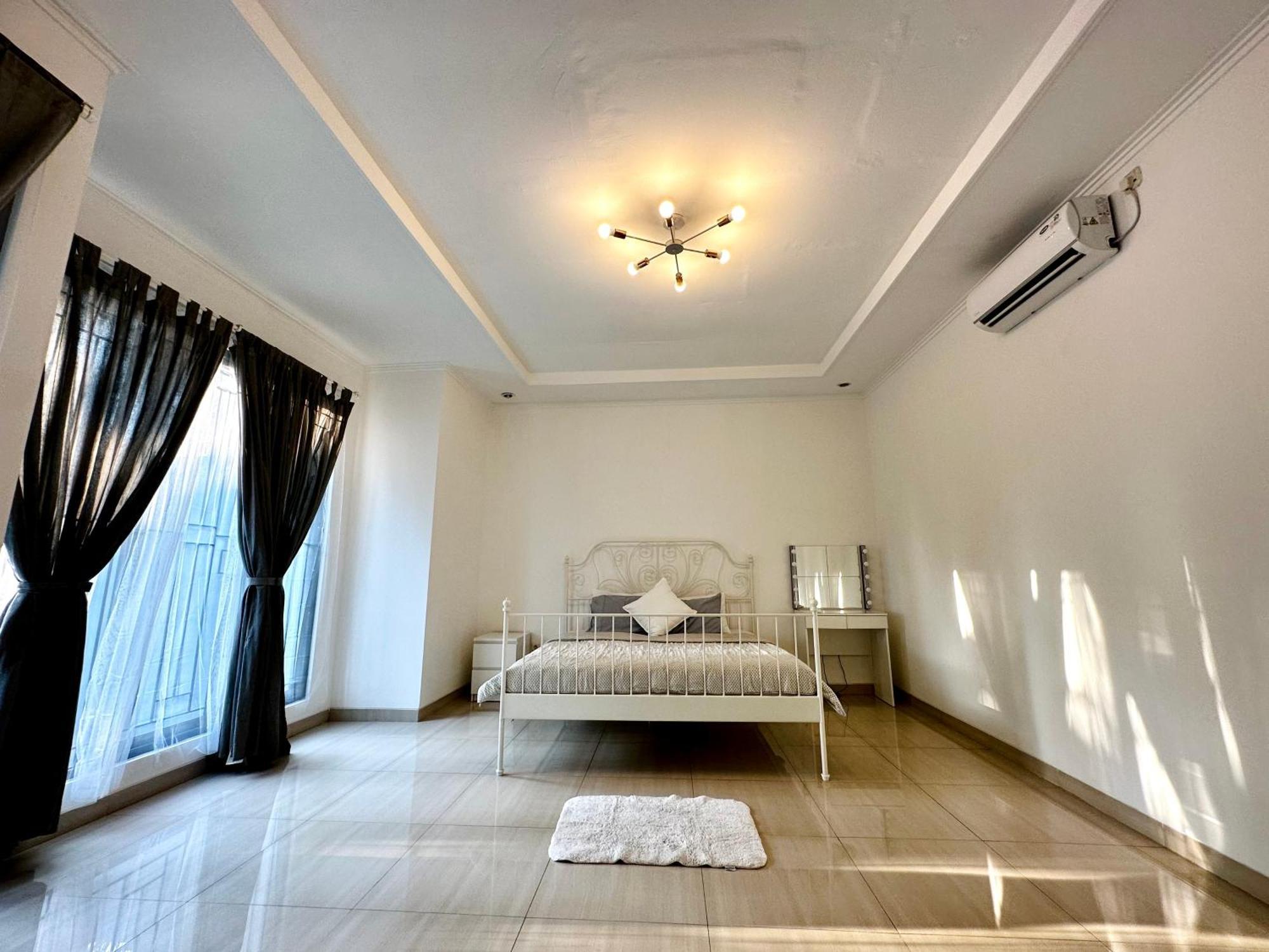 4-Bedroom Home In South Jakarta Nuansa Swadarma Residence By Le Ciel Hospitality 外观 照片
