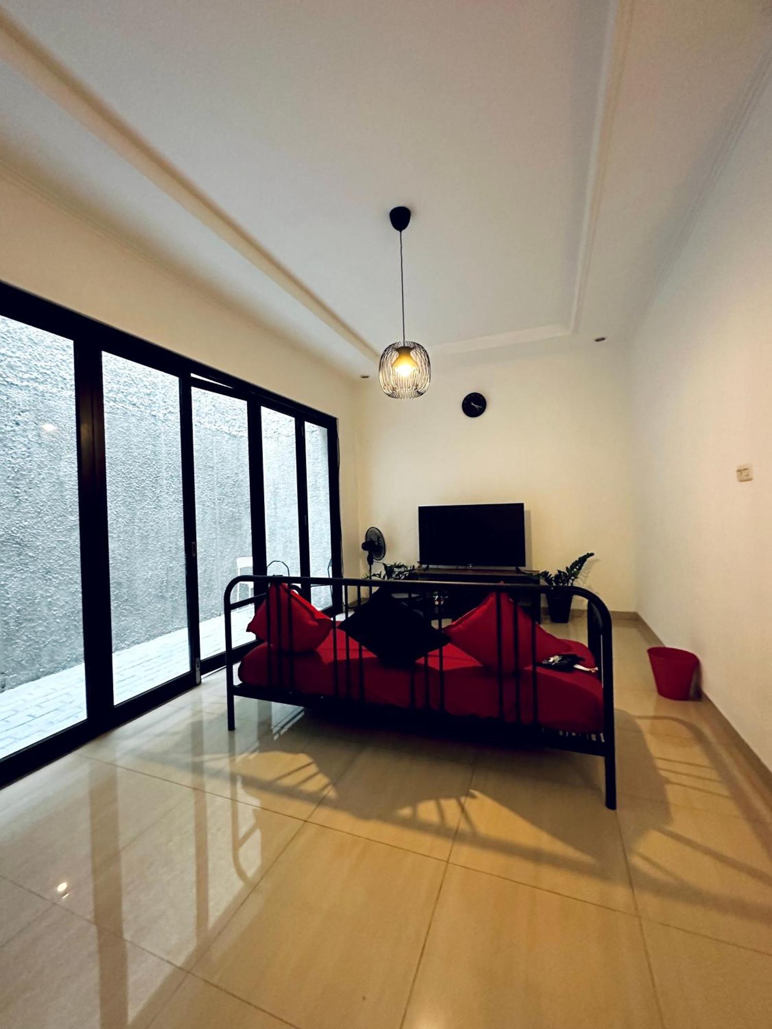 4-Bedroom Home In South Jakarta Nuansa Swadarma Residence By Le Ciel Hospitality 外观 照片